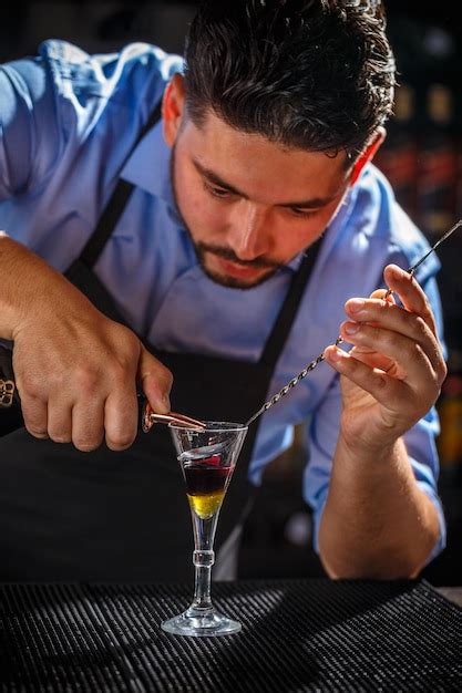 Bartender preparando un cóctel