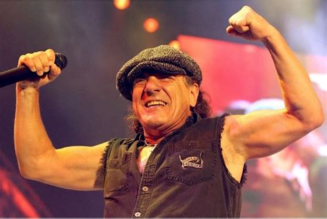 Bon Scott de AC/DC con una botella de whisky