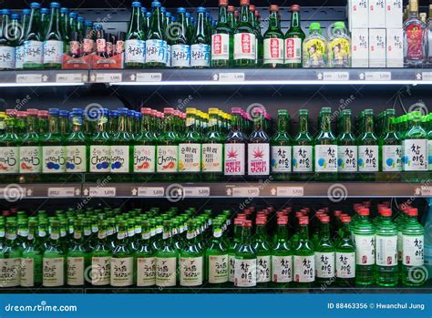 Botellas de Soju en un supermercado de Seúl