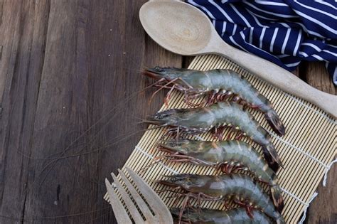 Camarones frescos listos para cocinar