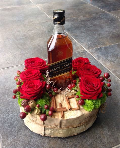 Cesta con flores y whisky