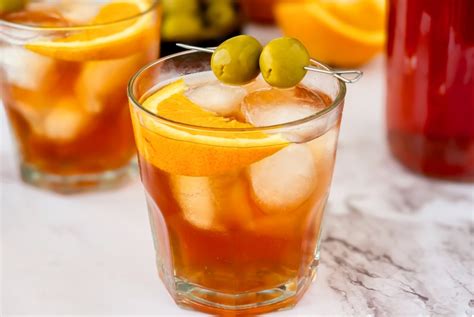 Copa de vermut blanco con hielo y naranja