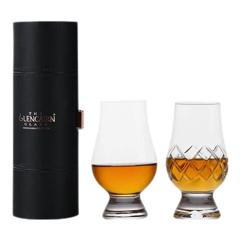 Copas de vino y whisky