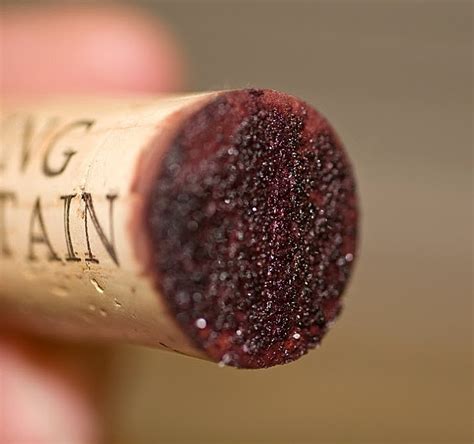 Cristales de tartrato en un corcho de vino