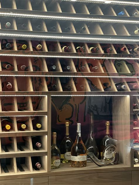 Estantes de una vinoteca