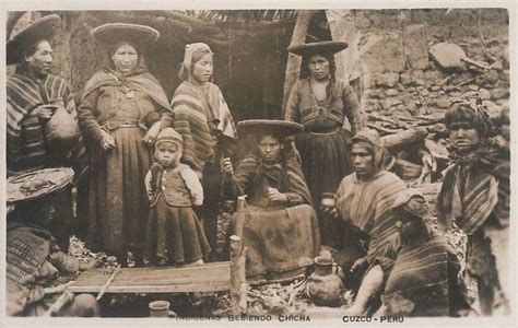 Indígenas bebiendo chicha