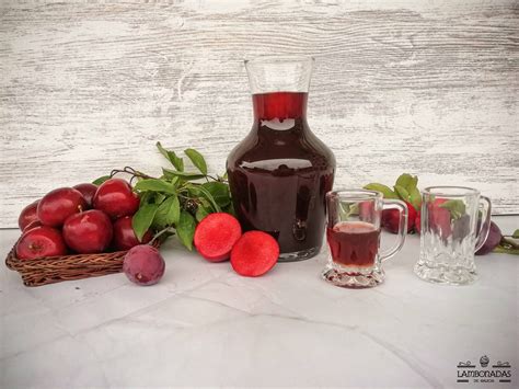 Licor de ciruelas y cardamomo