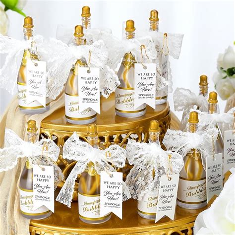 Mini botellas personalizadas como recuerdo de boda