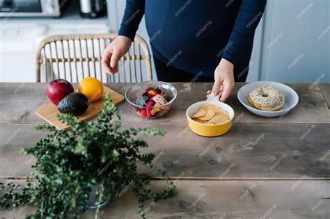 Mujer embarazada eligiendo alimentos saludables