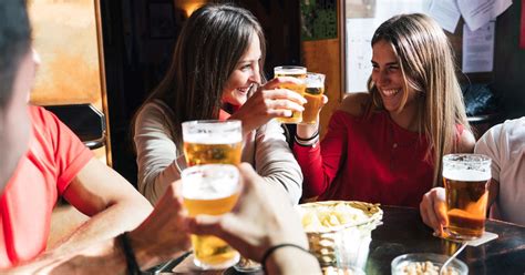 Mujeres en un bar tomando cerveza