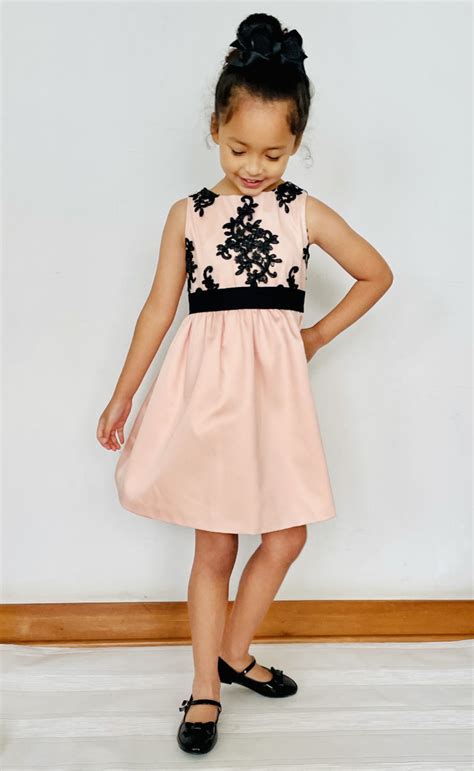 Niña con vestido elegante