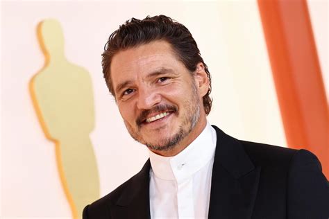 Pedro Pascal Alfombra Champán