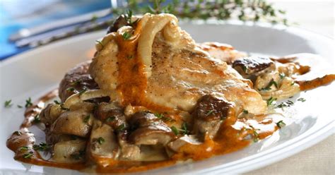 Pollo al Horno con Champiñones y Vino Blanco Servido