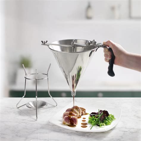 Preparación de cócteles con embudo dosificador