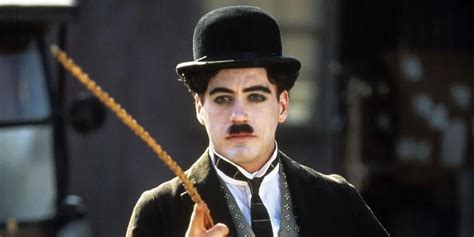 Robert Downey Jr. como Charles Chaplin