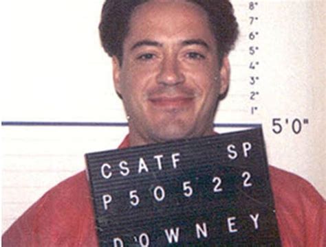 Robert Downey Jr. en su fotografía de prontuario policial 1997