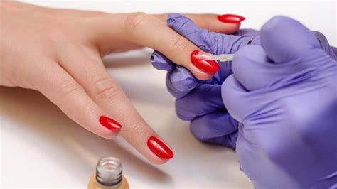 Uñas perfectas con top coat limpio