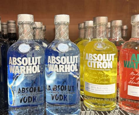 Variedad de botellas de vodka