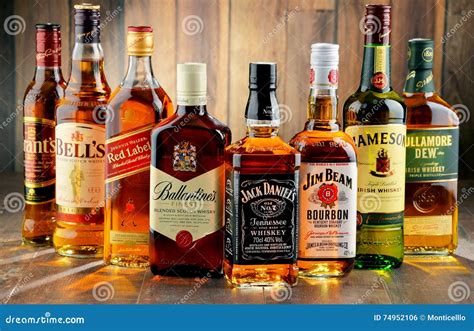 Variedad de botellas de whisky de diferentes marcas