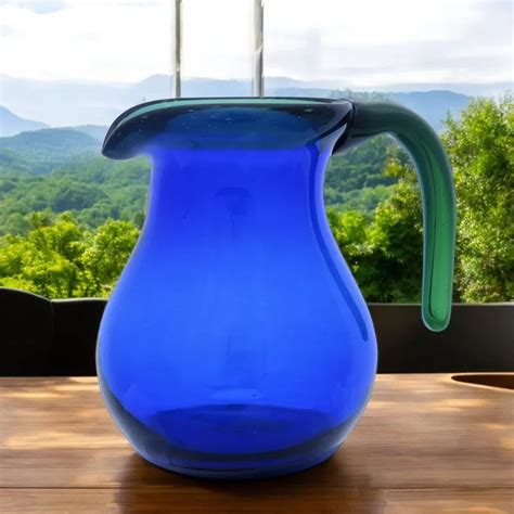 Vaso de vidrio azul en una mesa