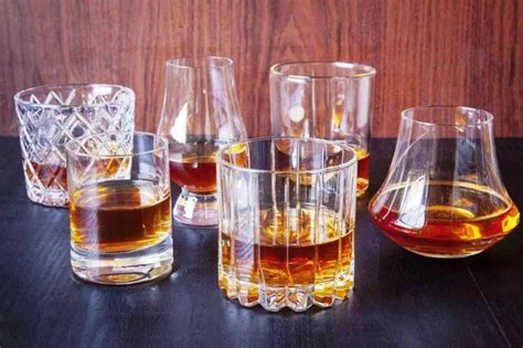 Vasos de whisky con diferentes tipos de whisky