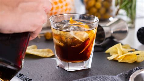 Vermut servido con hielo y naranja