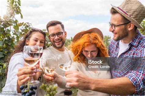 Viñedo con grupo de personas degustando vino
