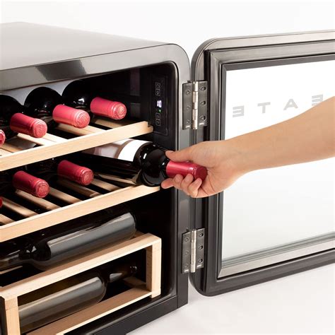 Vinoteca eléctrica con botellas de vino